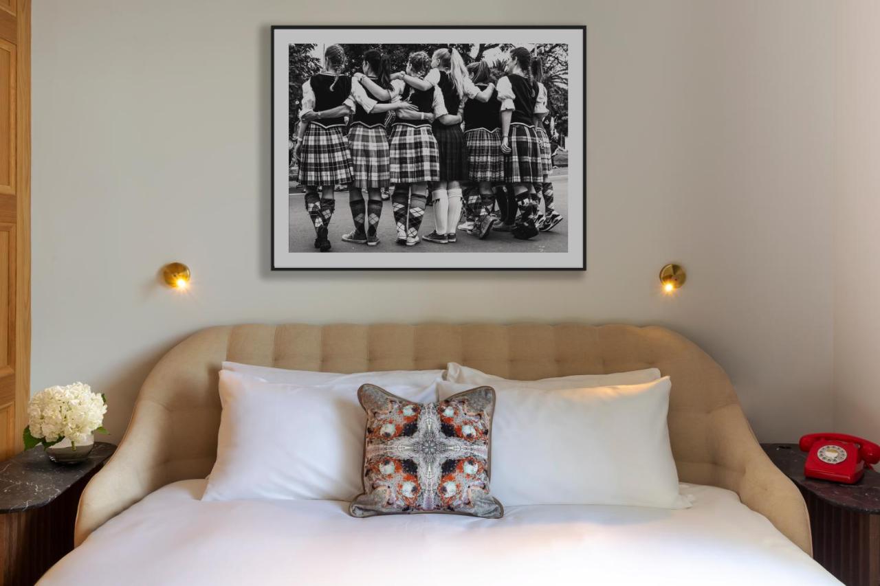 Virgin Hotels Edimburgo Exterior foto A photograph of the 1967 New York City Gay Pride Parade by Jack Delano