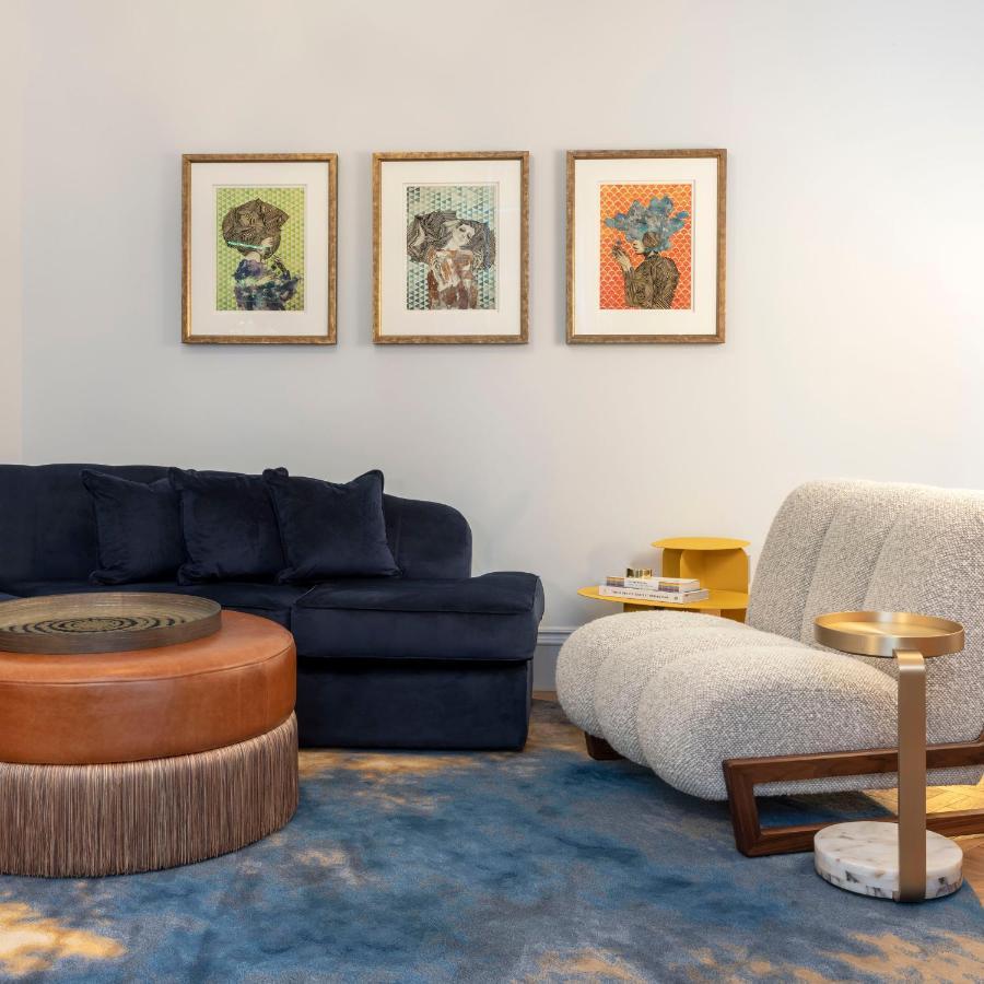 Virgin Hotels Edimburgo Exterior foto A living room with a sofa, armchair and ottoman