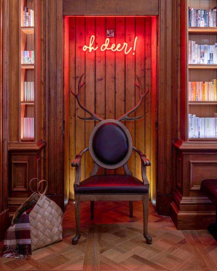 Virgin Hotels Edimburgo Exterior foto The library chair