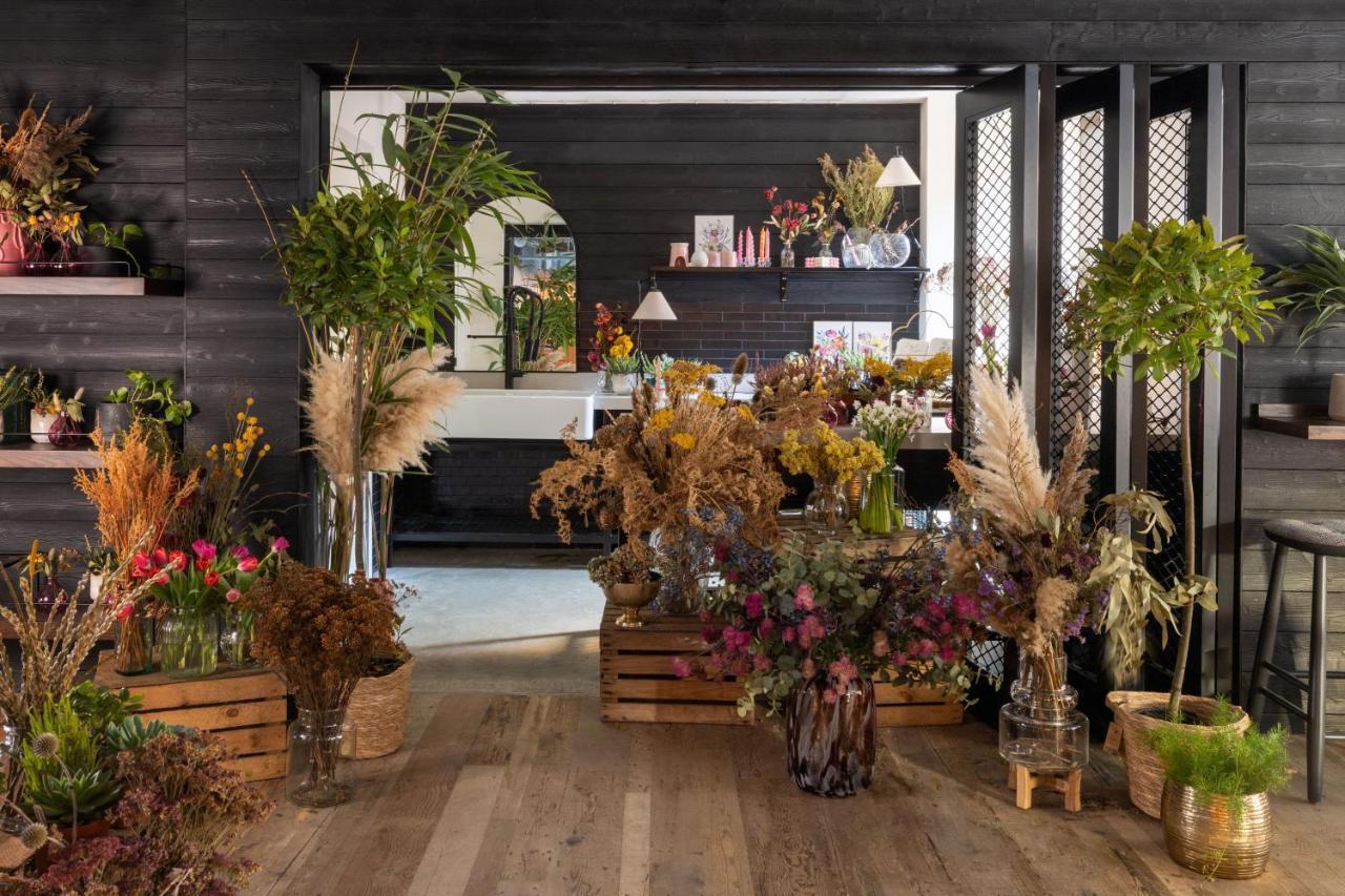 Virgin Hotels Edimburgo Exterior foto Flower arrangement at the Flower Market