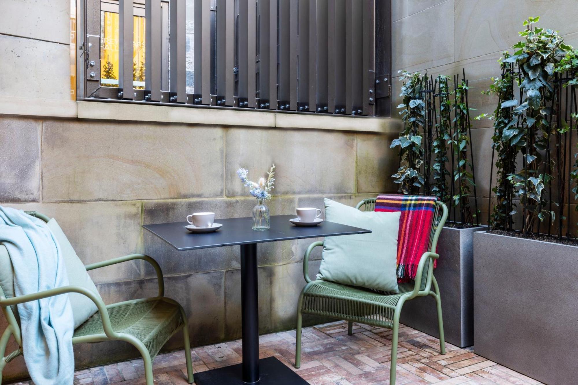 Virgin Hotels Edimburgo Exterior foto The courtyard at the hotel